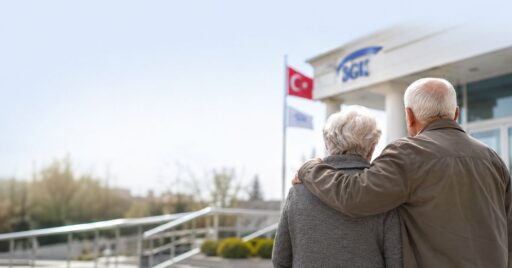 2026 Temmuz emekli maaş farkları ne zaman yatacak sürecini temsil eden SGK önündeki emekliler.