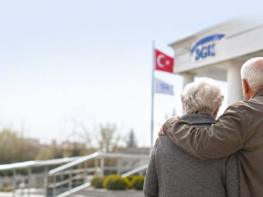 2026 Temmuz emekli maaş farkları ne zaman yatacak sürecini temsil eden SGK önündeki emekliler.