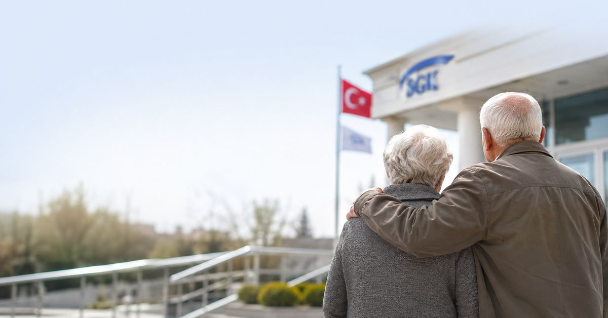 2026 Temmuz emekli maaş farkları ne zaman yatacak sürecini temsil eden SGK önündeki emekliler.